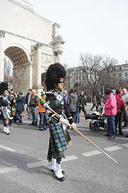 Parade 2013 am Siegestor (Foto. Ingrid Grossmann)